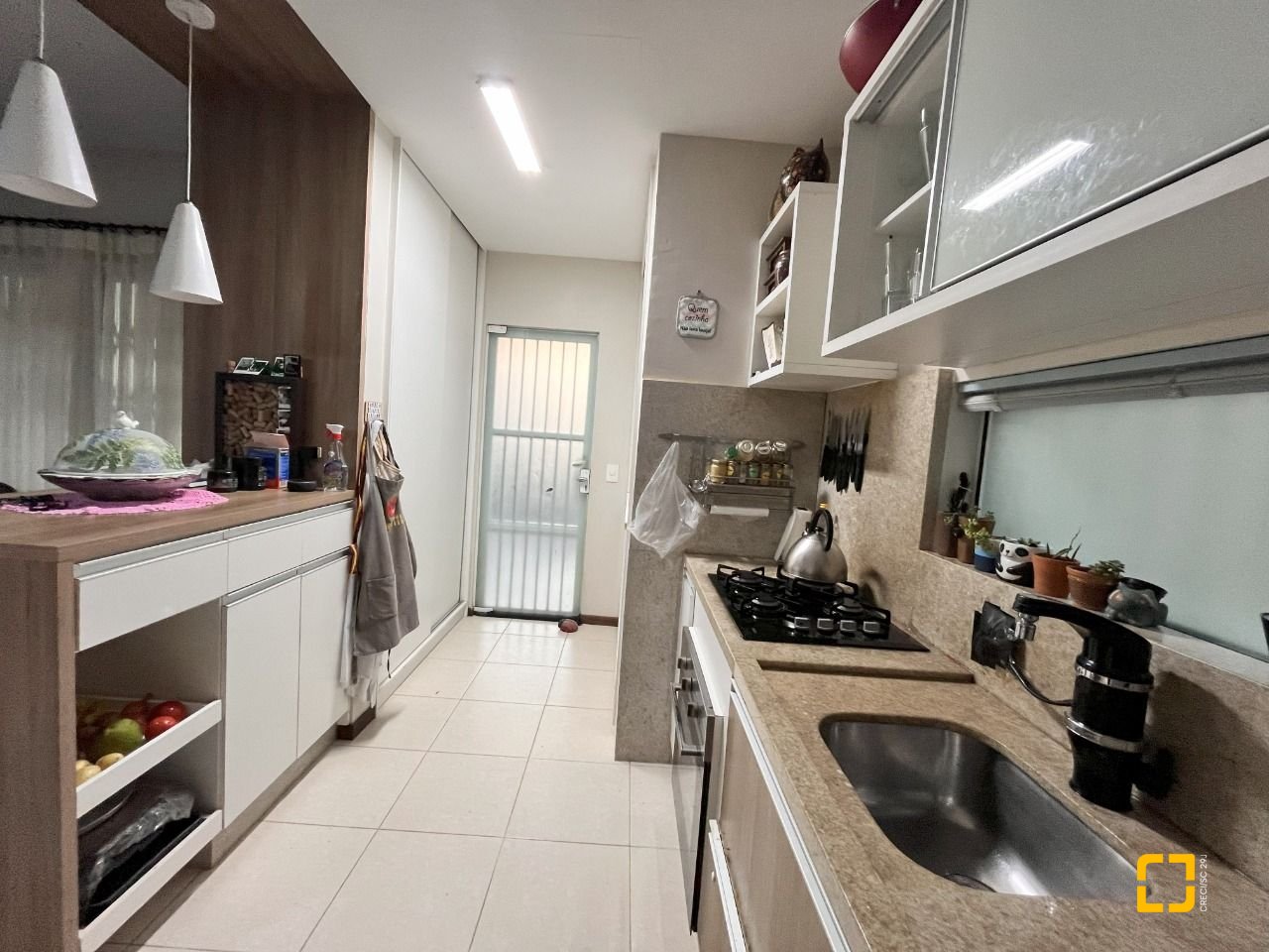 Casa com 120m², 4 quartos (sendo 1 suíte), 2 garagens, no bairro Campeche em Florianópolis