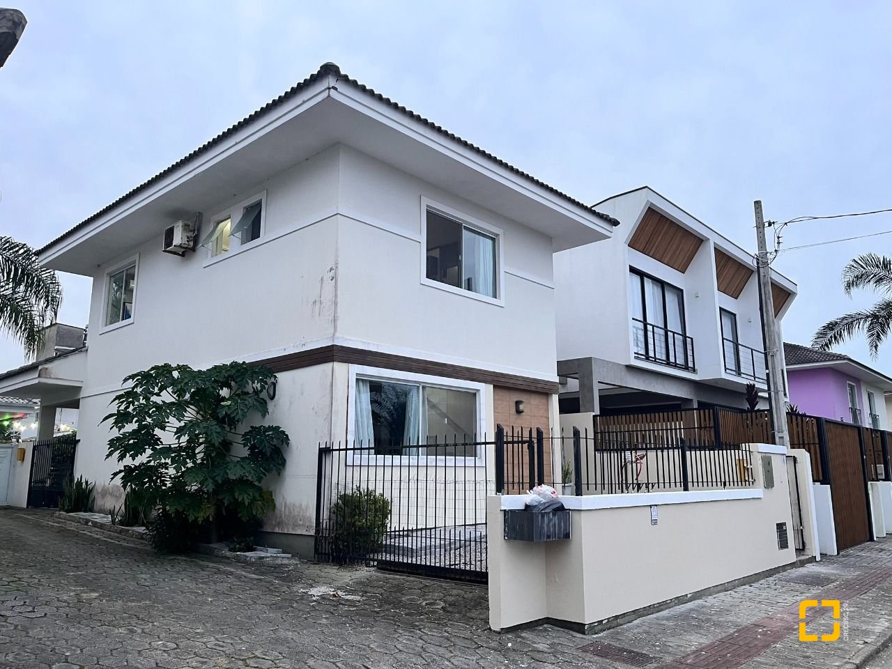 Casa com 120m², 4 quartos (sendo 1 suíte), 2 garagens, no bairro Campeche em Florianópolis