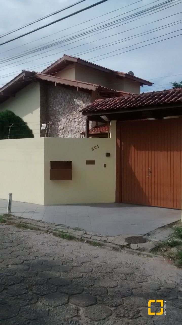 Casa com 400m², 10 quartos (sendo 3 suítes), 5 garagens, no bairro Canasvieiras em Florianópolis