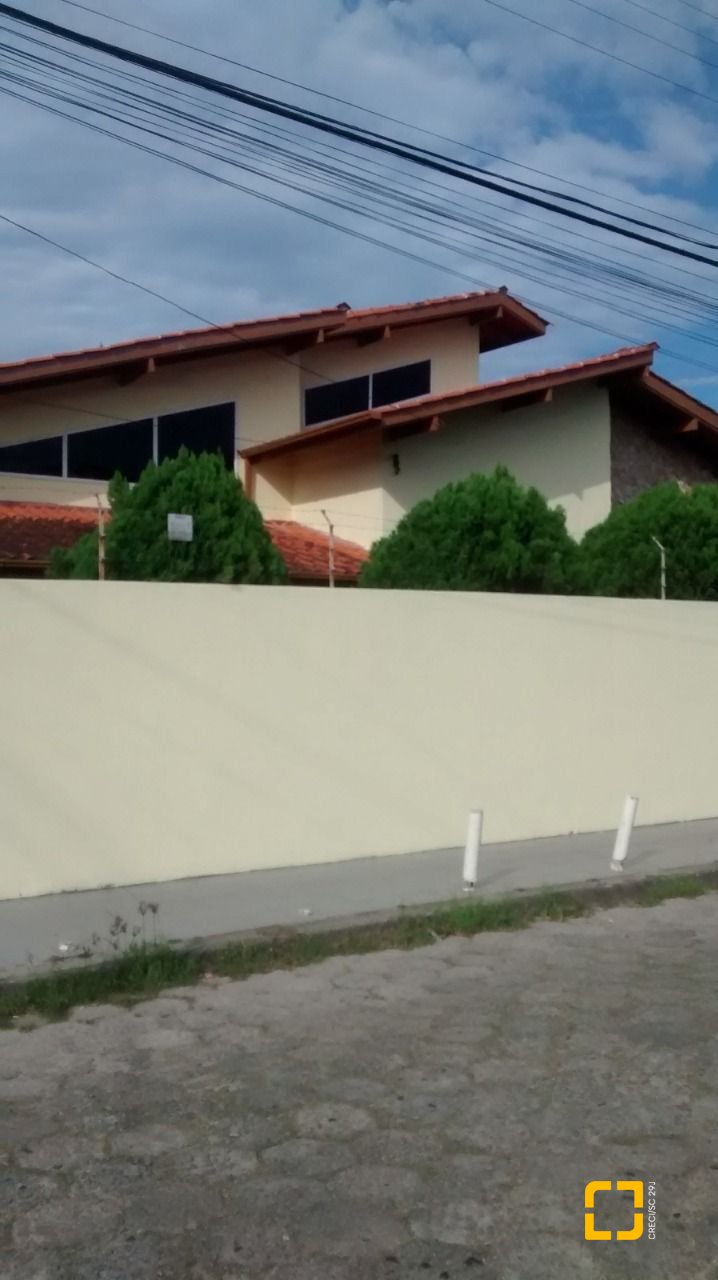 Casa com 400m², 10 quartos (sendo 3 suítes), 5 garagens, no bairro Canasvieiras em Florianópolis