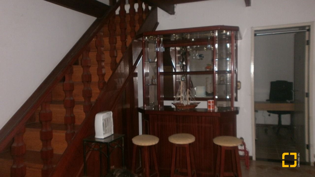 Casa com 400m², 10 quartos (sendo 3 suítes), 5 garagens, no bairro Canasvieiras em Florianópolis
