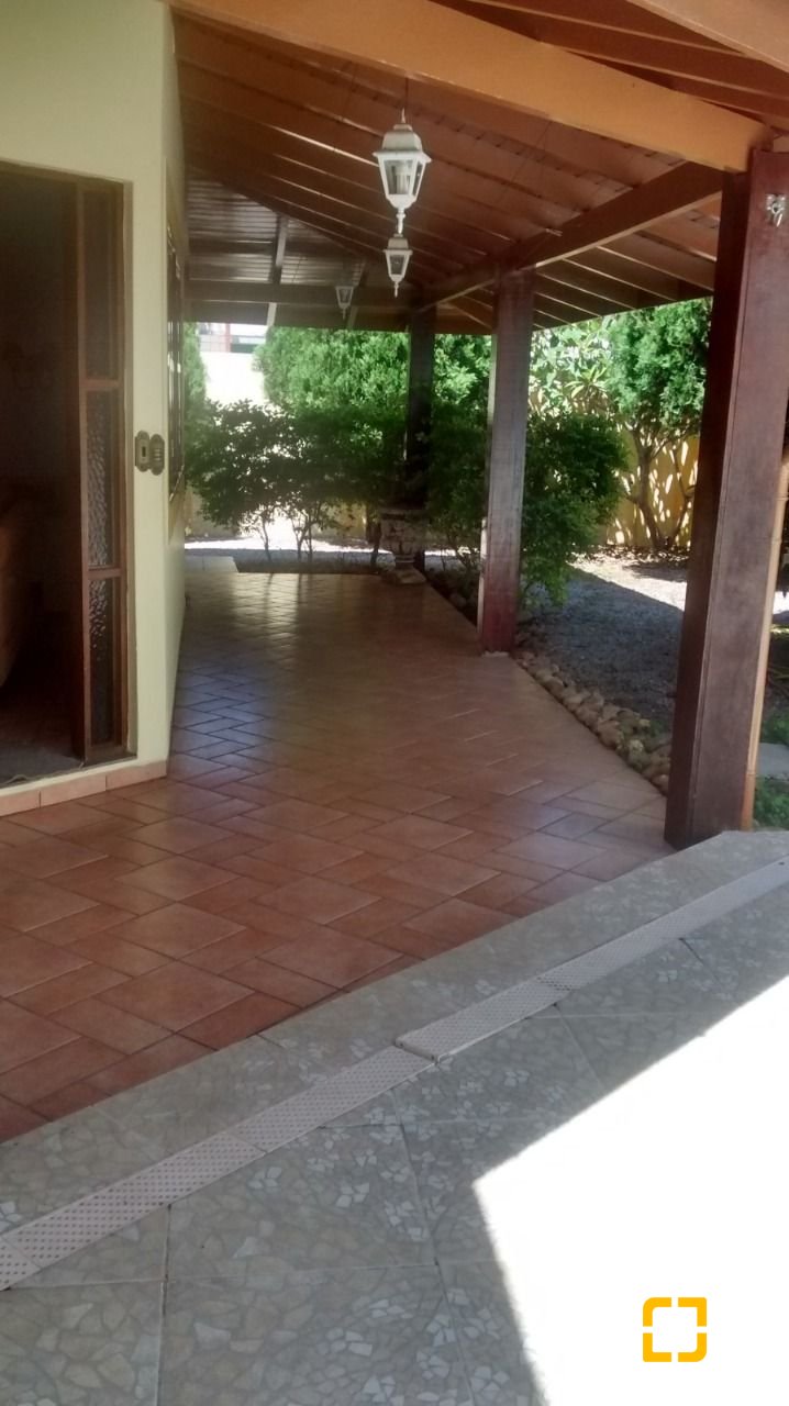 Casa com 400m², 10 quartos (sendo 3 suítes), 5 garagens, no bairro Canasvieiras em Florianópolis