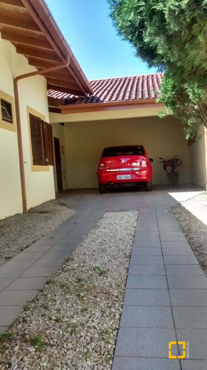 Casa com 400m², 10 quartos (sendo 3 suítes), 5 garagens, no bairro Canasvieiras em Florianópolis