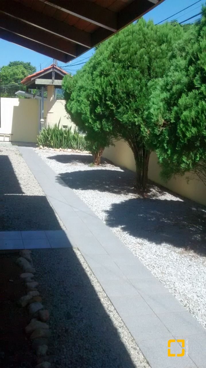 Casa com 400m², 10 quartos (sendo 3 suítes), 5 garagens, no bairro Canasvieiras em Florianópolis