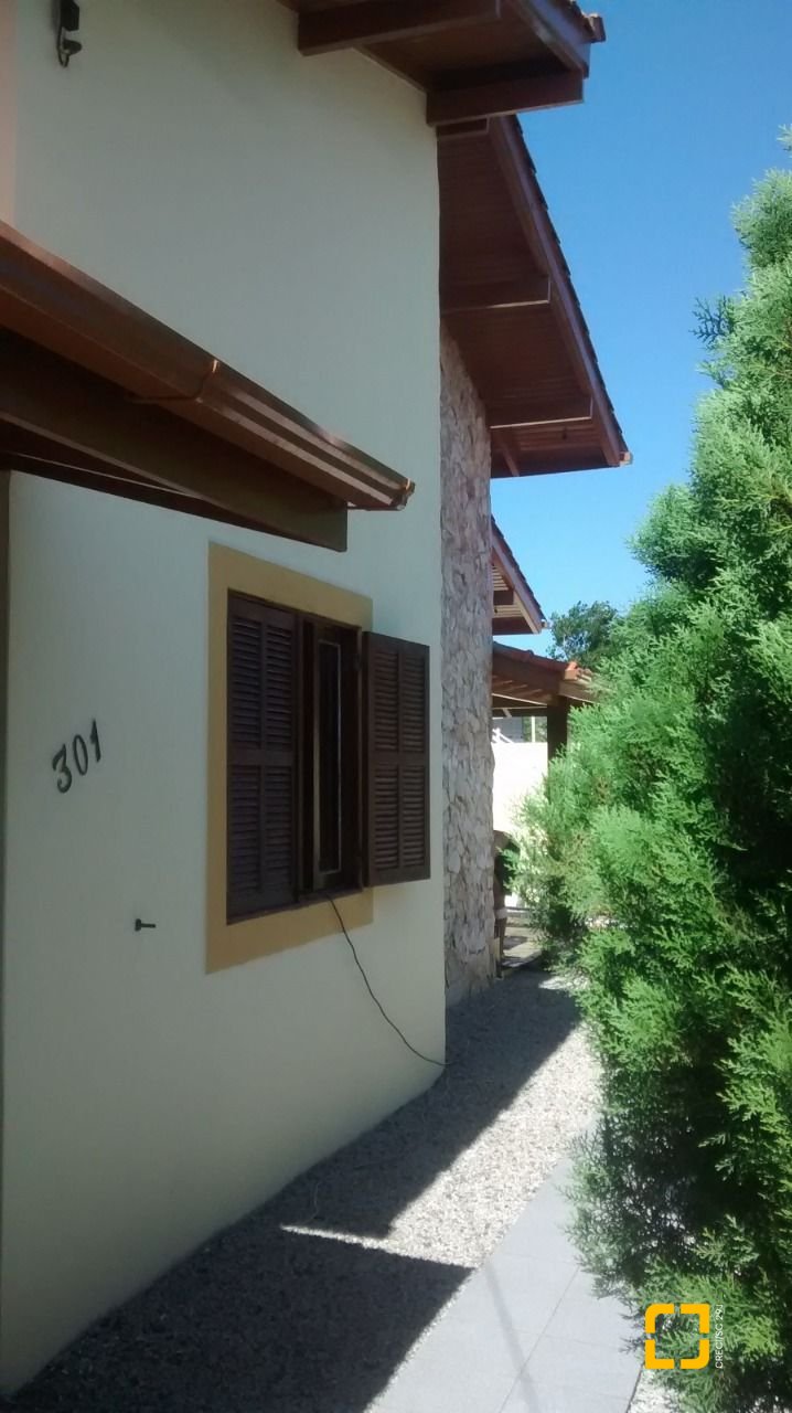 Casa com 400m², 10 quartos (sendo 3 suítes), 5 garagens, no bairro Canasvieiras em Florianópolis