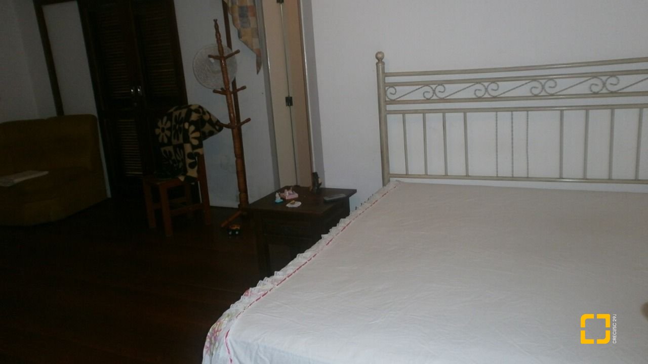 Casa com 400m², 10 quartos (sendo 3 suítes), 5 garagens, no bairro Canasvieiras em Florianópolis
