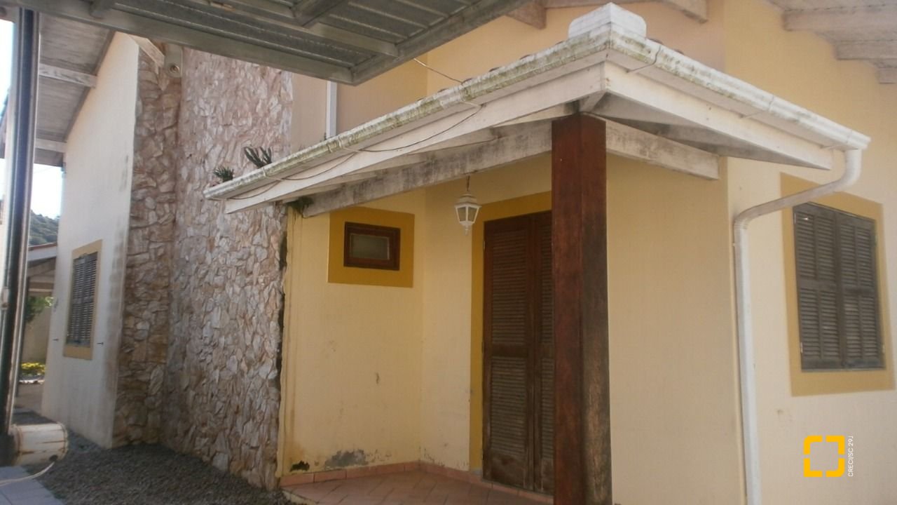 Casa com 400m², 10 quartos (sendo 3 suítes), 5 garagens, no bairro Canasvieiras em Florianópolis