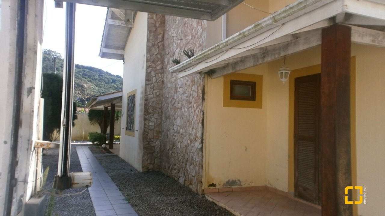 Casa com 400m², 10 quartos (sendo 3 suítes), 5 garagens, no bairro Canasvieiras em Florianópolis