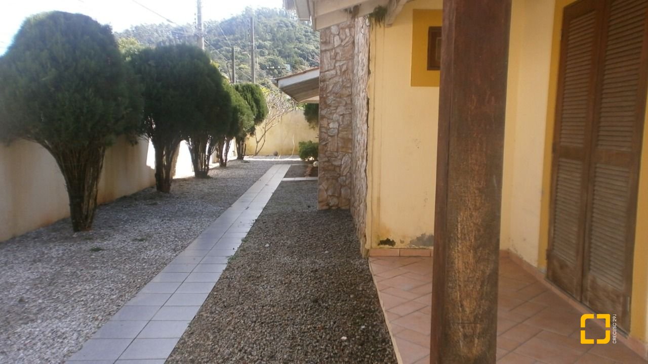 Casa com 400m², 10 quartos (sendo 3 suítes), 5 garagens, no bairro Canasvieiras em Florianópolis