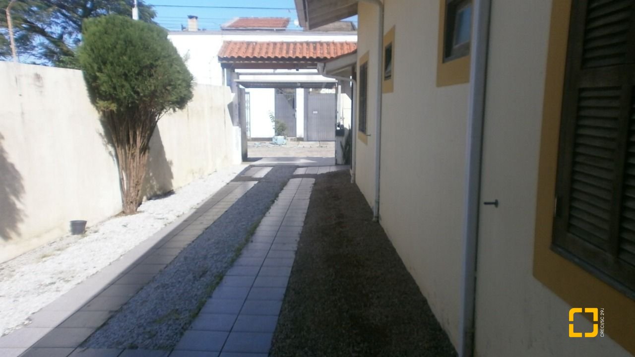 Casa com 400m², 10 quartos (sendo 3 suítes), 5 garagens, no bairro Canasvieiras em Florianópolis