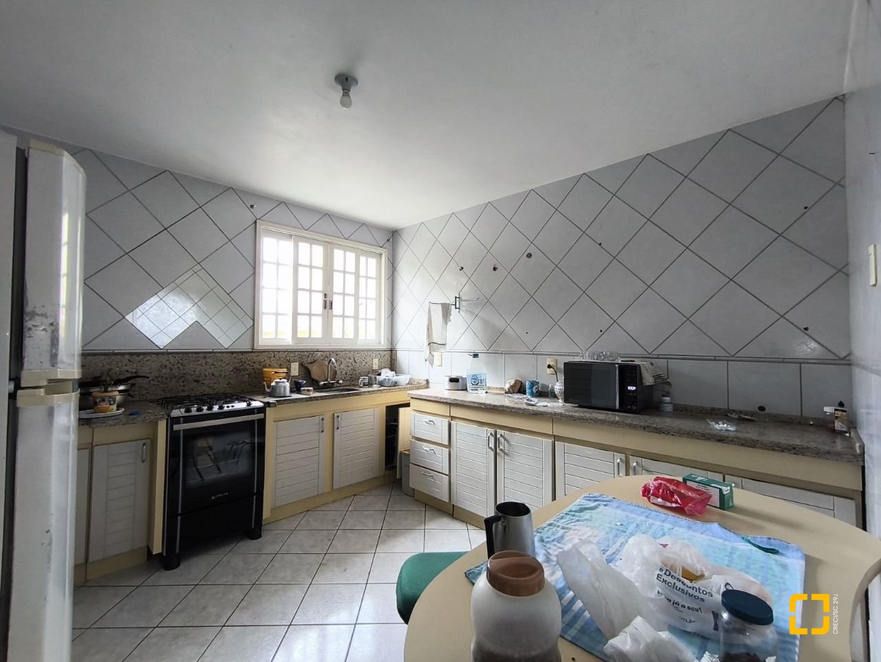 Casa com 269m², 12 quartos (sendo 2 suítes), 2 garagens, no bairro Pantanal em Florianópolis