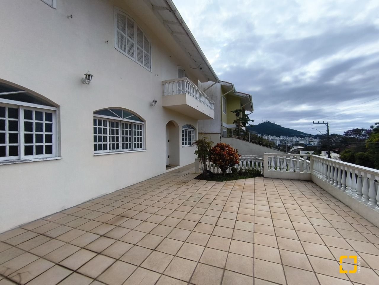 Casa com 269m², 12 quartos (sendo 2 suítes), 2 garagens, no bairro Pantanal em Florianópolis