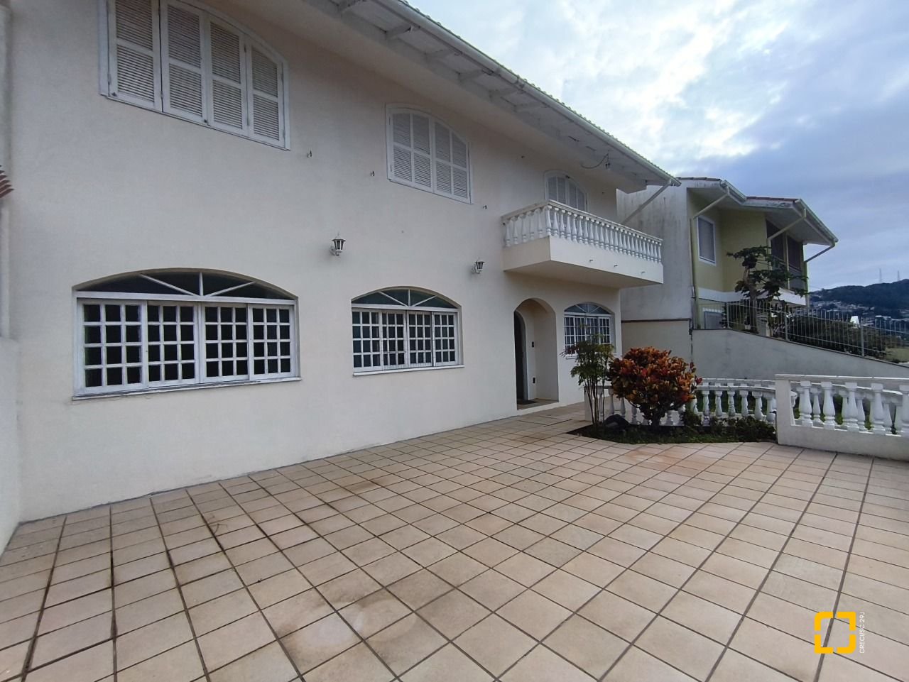 Casa com 269m², 12 quartos (sendo 2 suítes), 2 garagens, no bairro Pantanal em Florianópolis