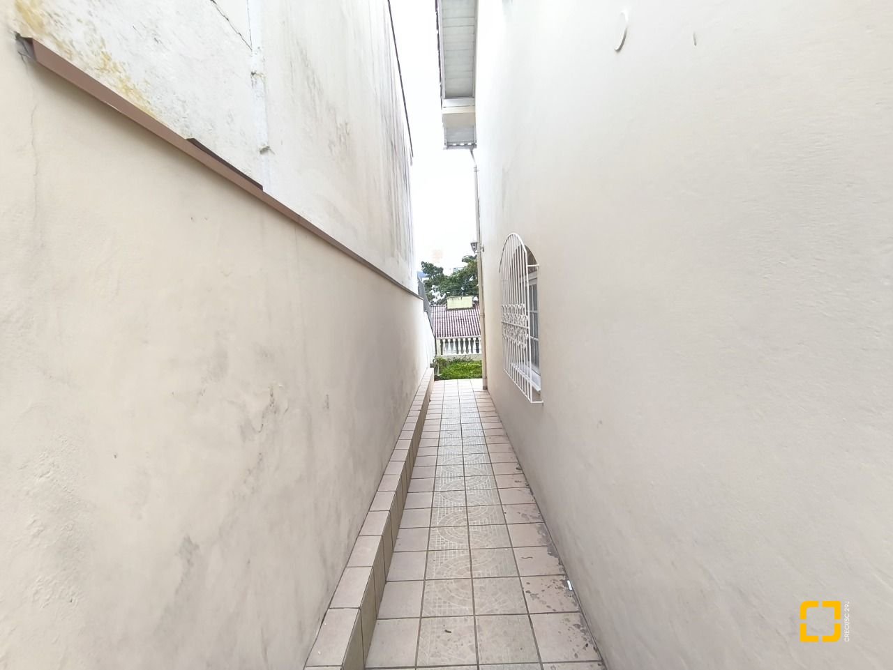 Casa com 269m², 12 quartos (sendo 2 suítes), 2 garagens, no bairro Pantanal em Florianópolis