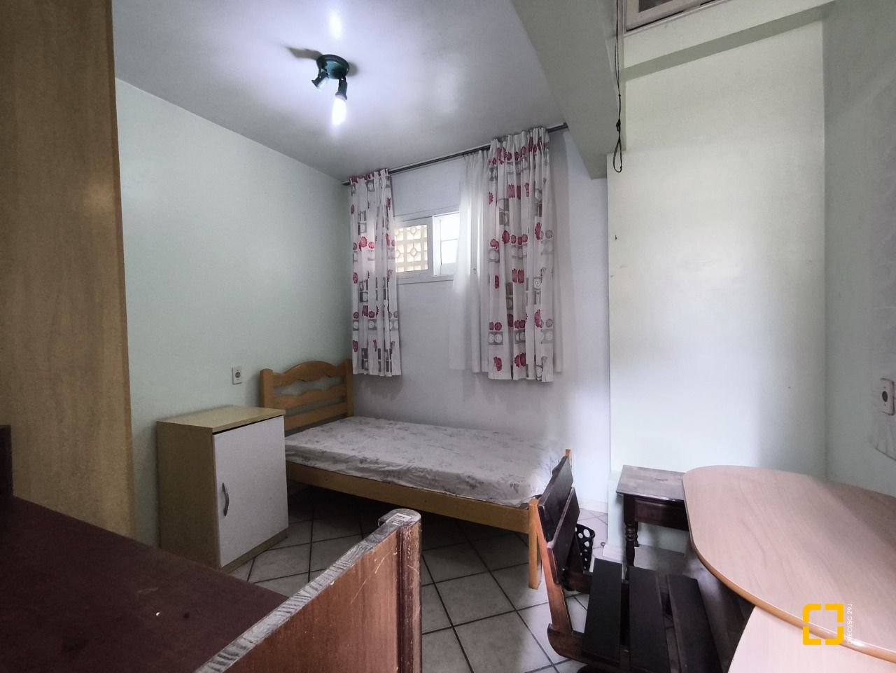 Casa com 269m², 12 quartos (sendo 2 suítes), 2 garagens, no bairro Pantanal em Florianópolis