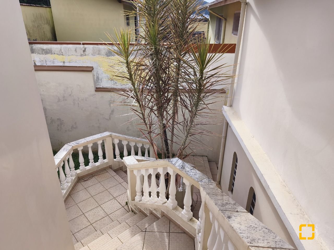 Casa com 269m², 12 quartos (sendo 2 suítes), 2 garagens, no bairro Pantanal em Florianópolis
