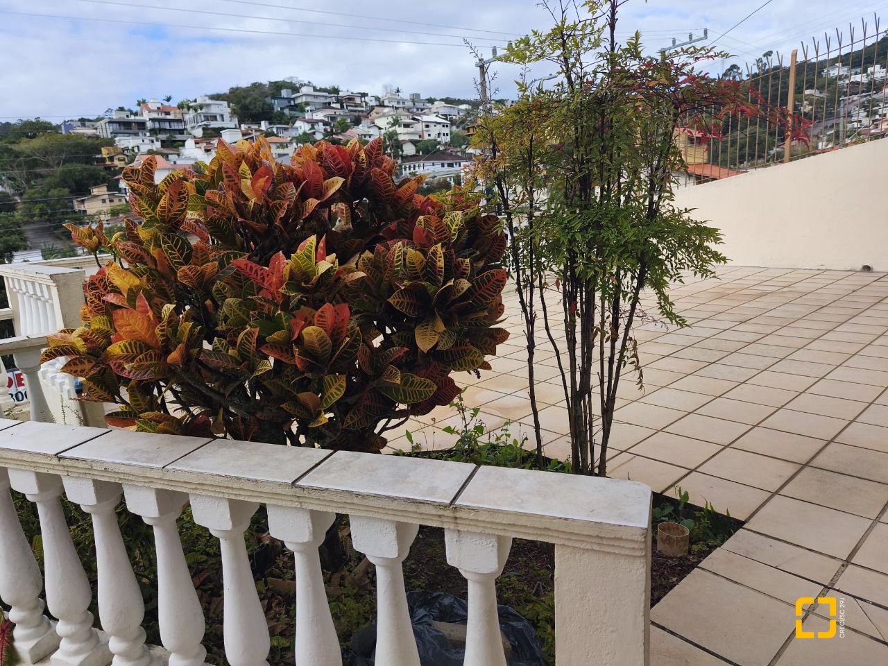 Casa com 269m², 12 quartos (sendo 2 suítes), 2 garagens, no bairro Pantanal em Florianópolis