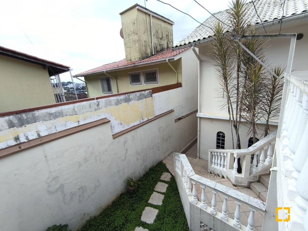 Casa com 269m², 12 quartos (sendo 2 suítes), 2 garagens, no bairro Pantanal em Florianópolis
