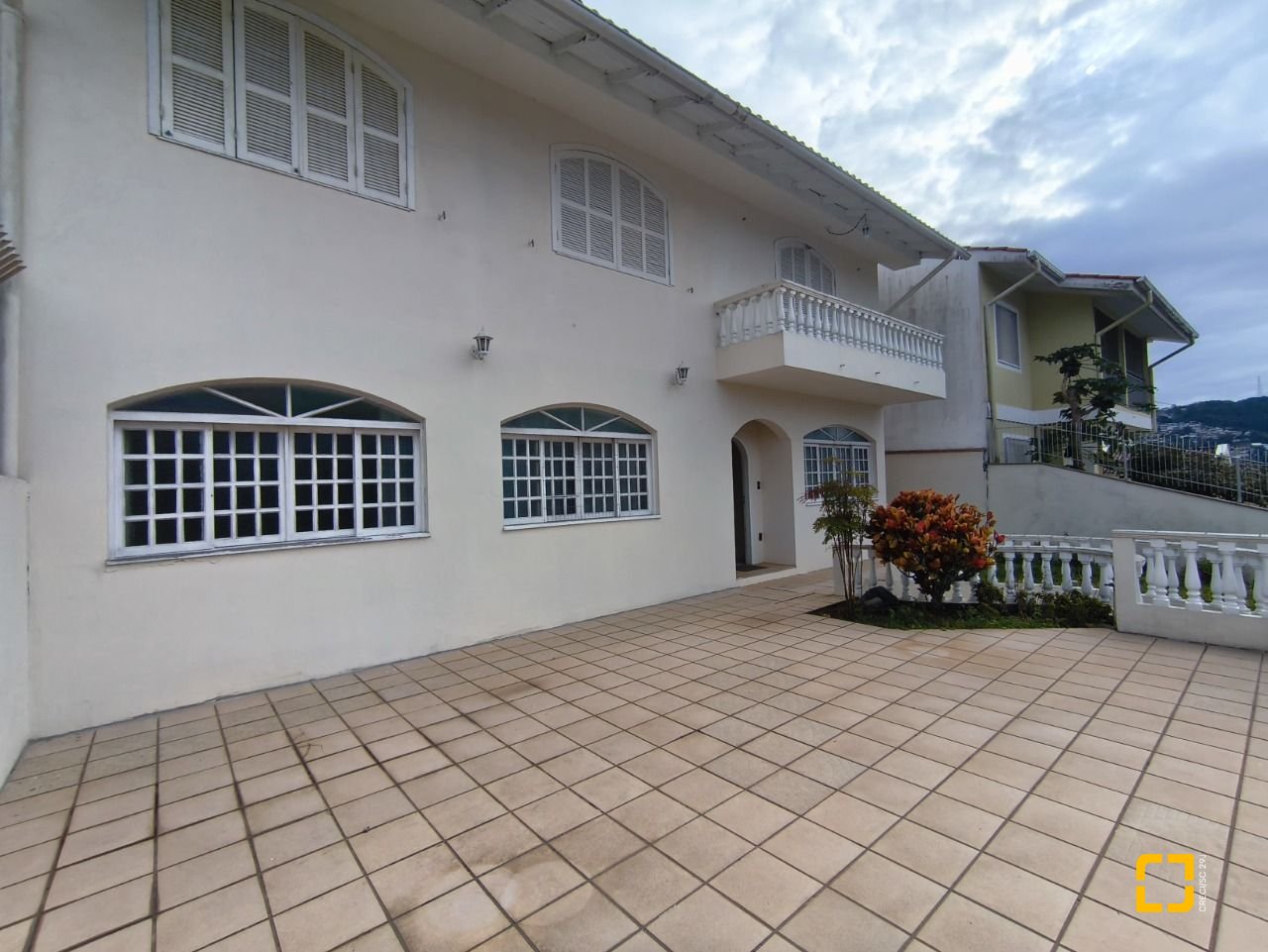 Casa com 269m², 12 quartos (sendo 2 suítes), 2 garagens, no bairro Pantanal em Florianópolis