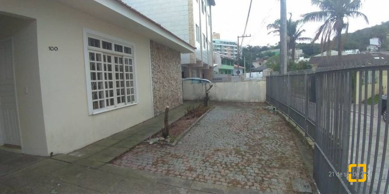 Casa com 176m², 5 quartos (sendo 1 suíte), 2 garagens, no bairro Pantanal em Florianópolis