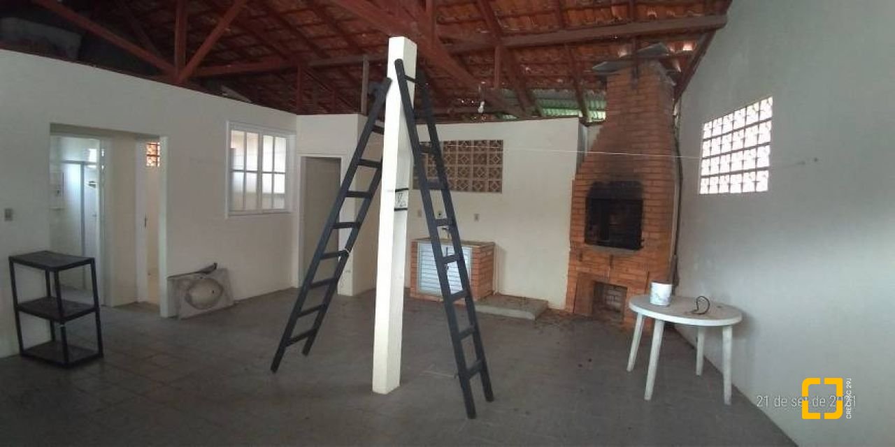 Casa com 176m², 5 quartos (sendo 1 suíte), 2 garagens, no bairro Pantanal em Florianópolis