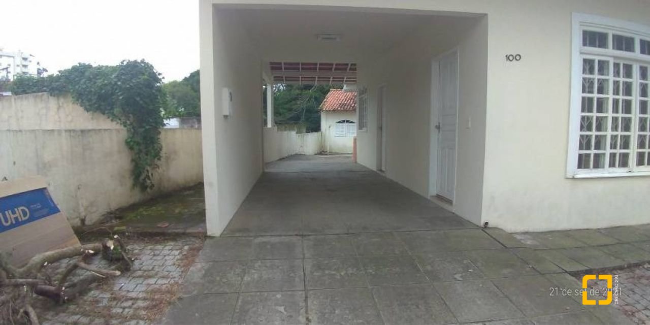 Casa com 176m², 5 quartos (sendo 1 suíte), 2 garagens, no bairro Pantanal em Florianópolis
