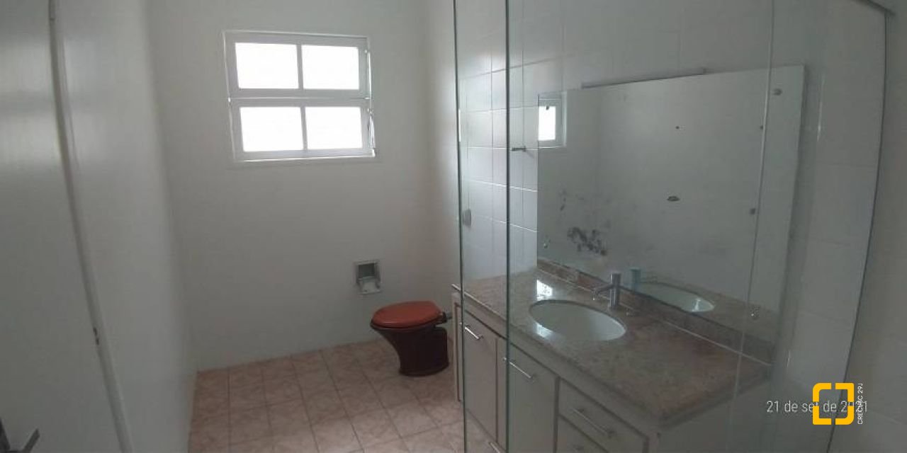 Casa com 176m², 5 quartos (sendo 1 suíte), 2 garagens, no bairro Pantanal em Florianópolis