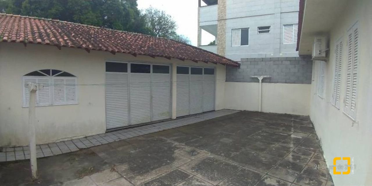 Casa com 176m², 5 quartos (sendo 1 suíte), 2 garagens, no bairro Pantanal em Florianópolis