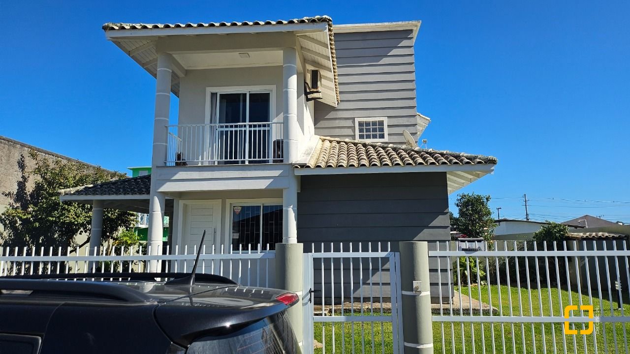 Casa com 146m², 5 quartos (sendo 1 suíte), 2 garagens, no bairro Campeche em Florianópolis