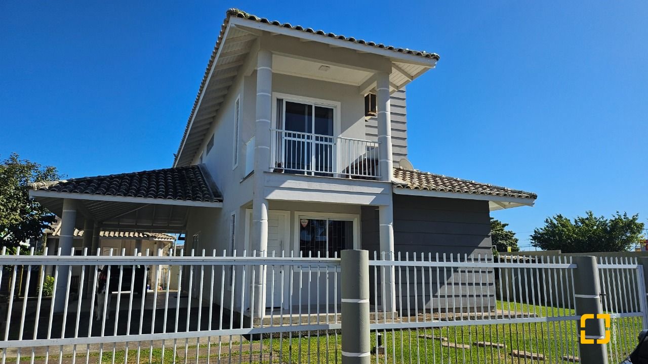 Casa com 146m², 5 quartos (sendo 1 suíte), 2 garagens, no bairro Campeche em Florianópolis
