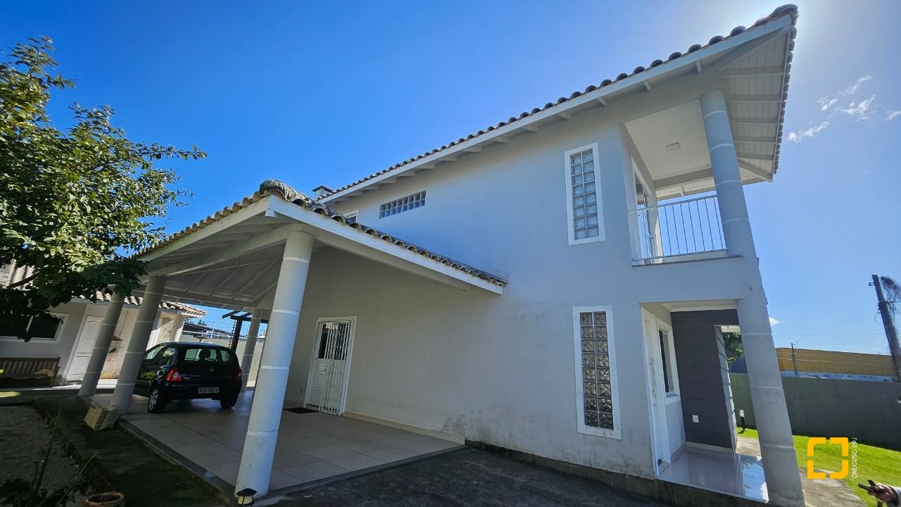Casa com 146m², 5 quartos (sendo 1 suíte), 2 garagens, no bairro Campeche em Florianópolis
