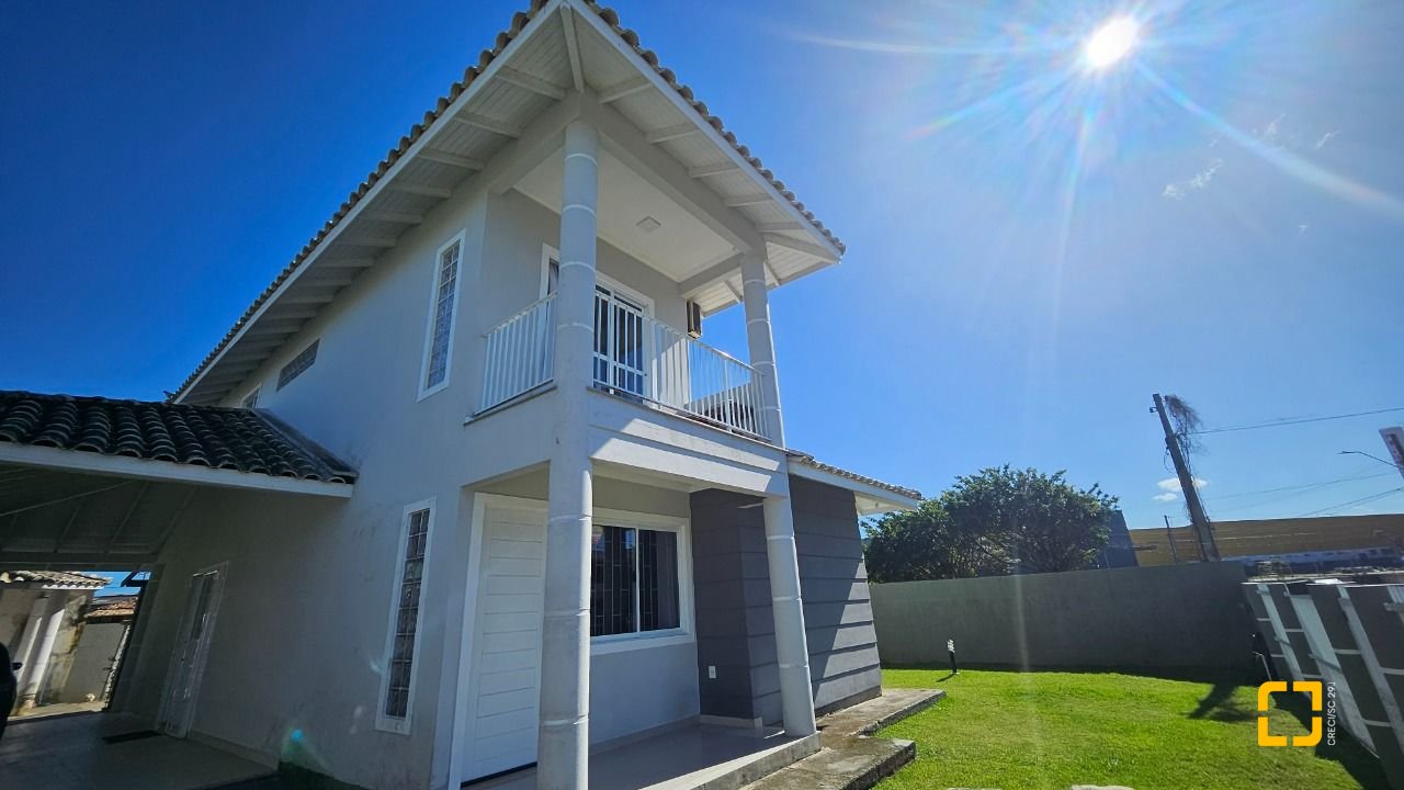 Casa com 146m², 5 quartos (sendo 1 suíte), 2 garagens, no bairro Campeche em Florianópolis