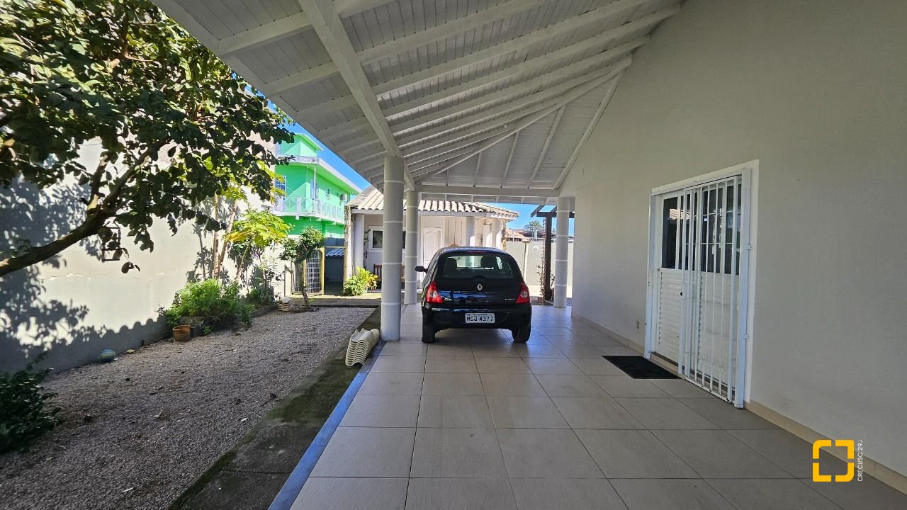 Casa com 146m², 5 quartos (sendo 1 suíte), 2 garagens, no bairro Campeche em Florianópolis