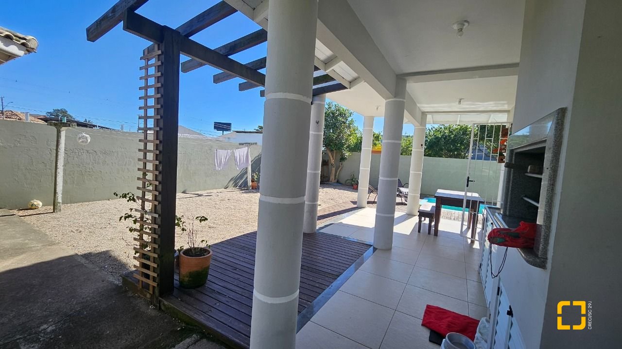 Casa com 146m², 5 quartos (sendo 1 suíte), 2 garagens, no bairro Campeche em Florianópolis