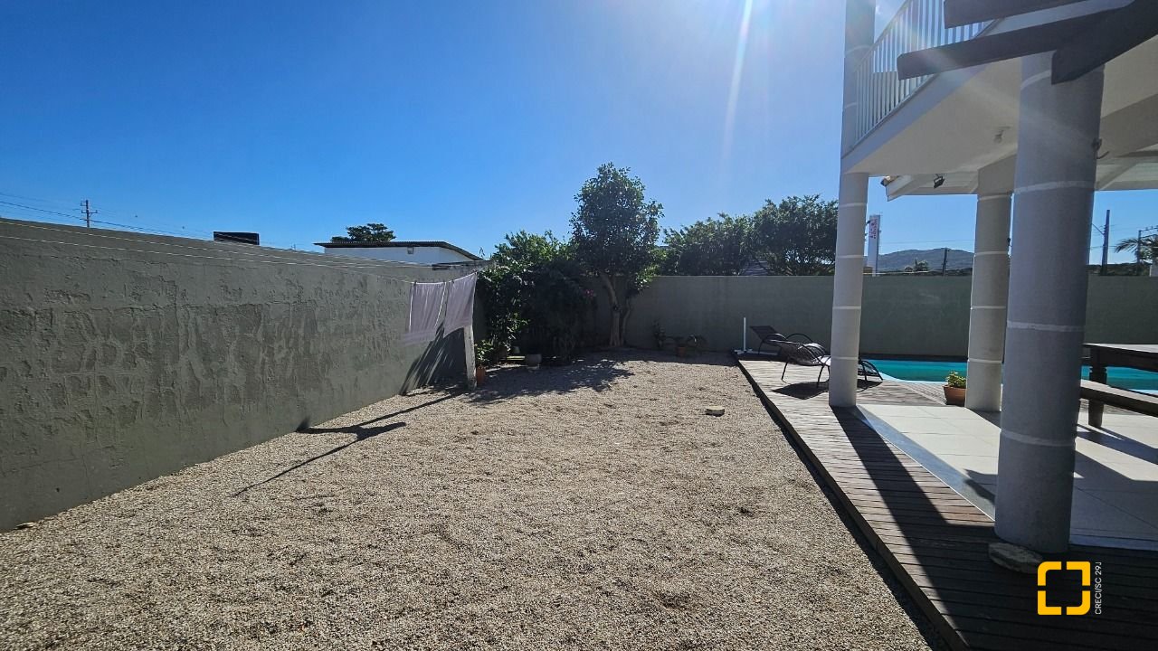 Casa com 146m², 5 quartos (sendo 1 suíte), 2 garagens, no bairro Campeche em Florianópolis