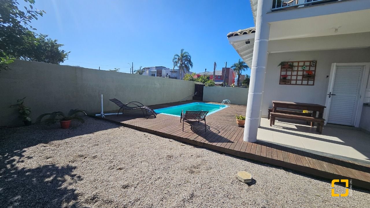 Casa com 146m², 5 quartos (sendo 1 suíte), 2 garagens, no bairro Campeche em Florianópolis