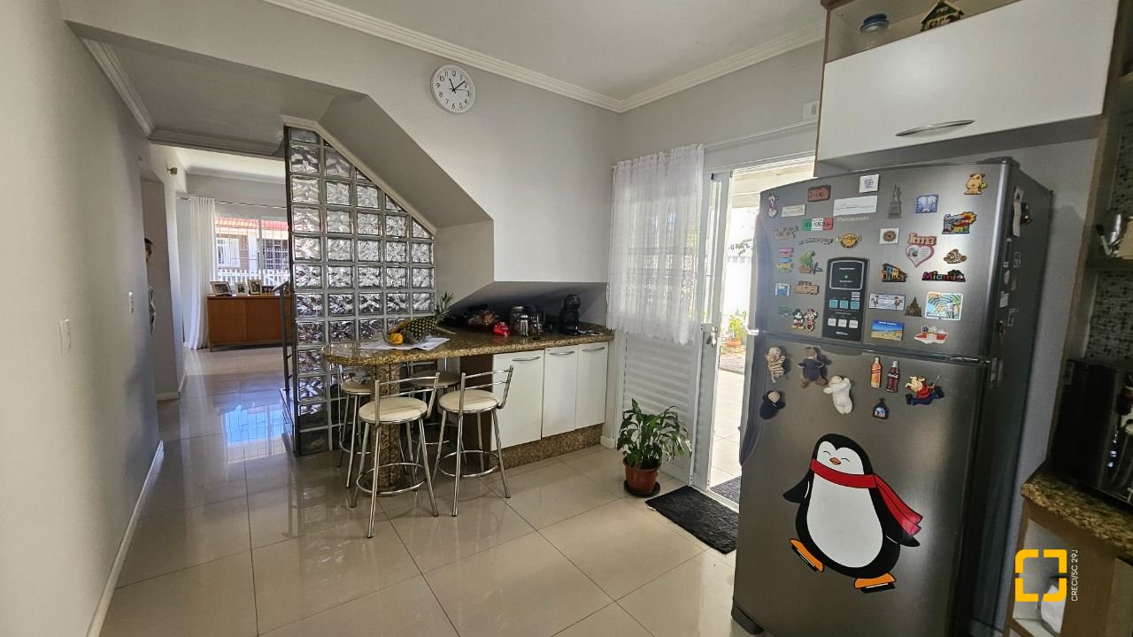 Casa com 146m², 5 quartos (sendo 1 suíte), 2 garagens, no bairro Campeche em Florianópolis