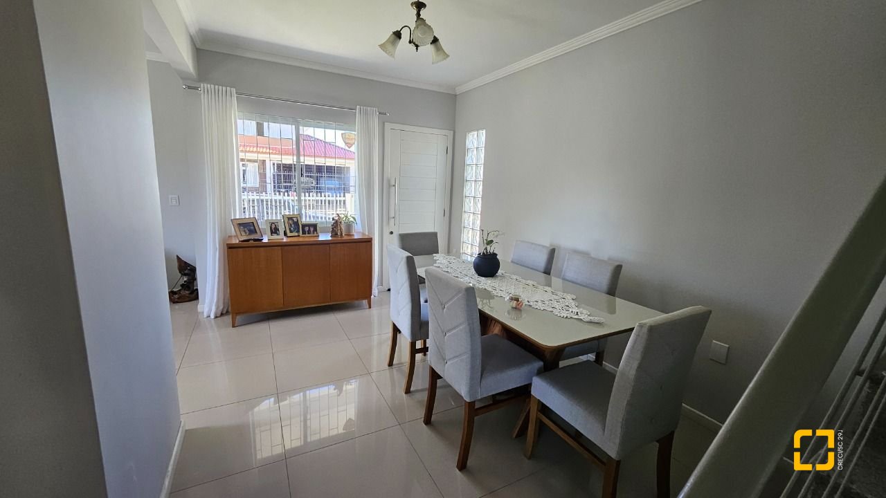 Casa com 146m², 5 quartos (sendo 1 suíte), 2 garagens, no bairro Campeche em Florianópolis