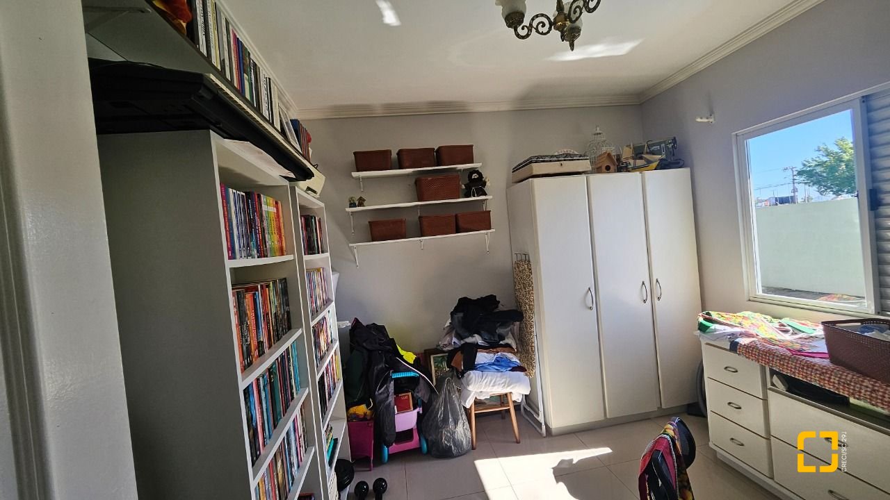 Casa com 146m², 5 quartos (sendo 1 suíte), 2 garagens, no bairro Campeche em Florianópolis