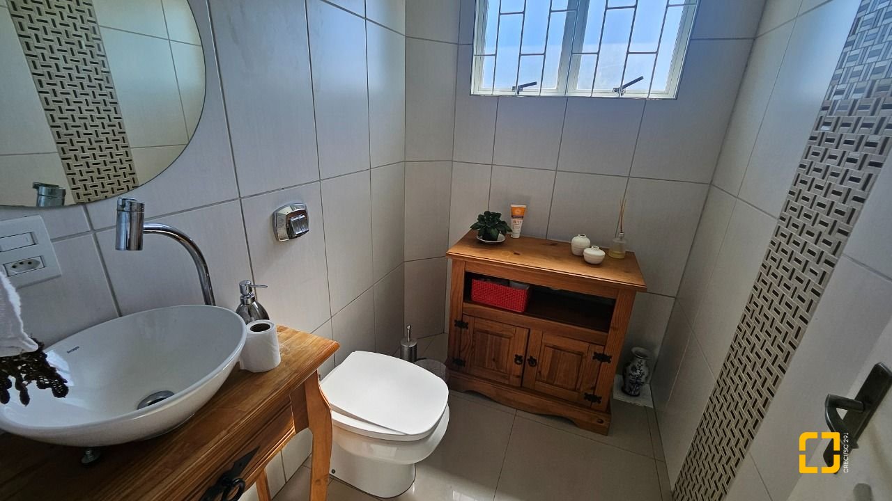 Casa com 146m², 5 quartos (sendo 1 suíte), 2 garagens, no bairro Campeche em Florianópolis