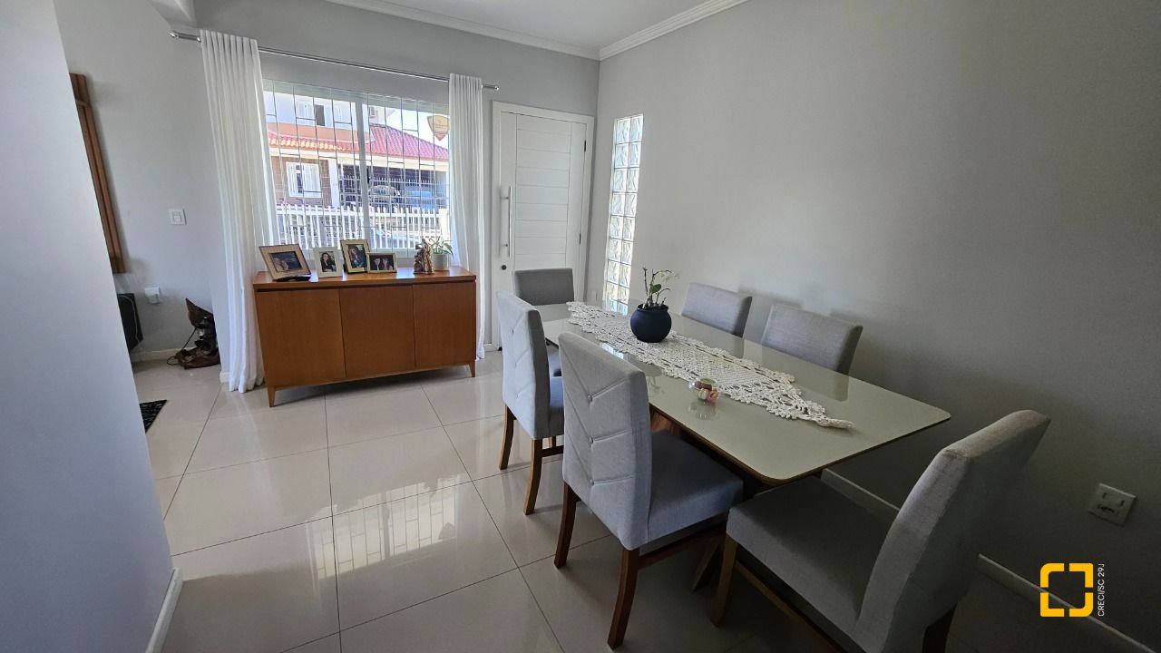 Casa com 146m², 5 quartos (sendo 1 suíte), 2 garagens, no bairro Campeche em Florianópolis