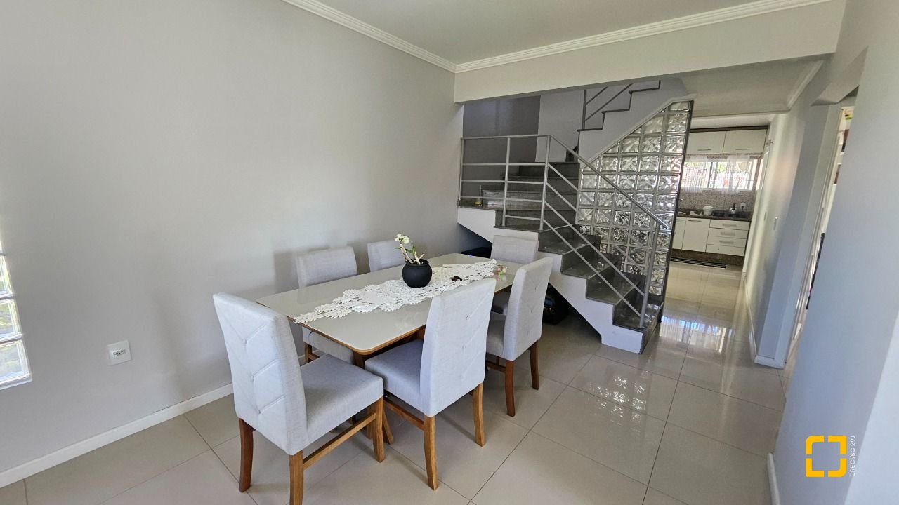 Casa com 146m², 5 quartos (sendo 1 suíte), 2 garagens, no bairro Campeche em Florianópolis
