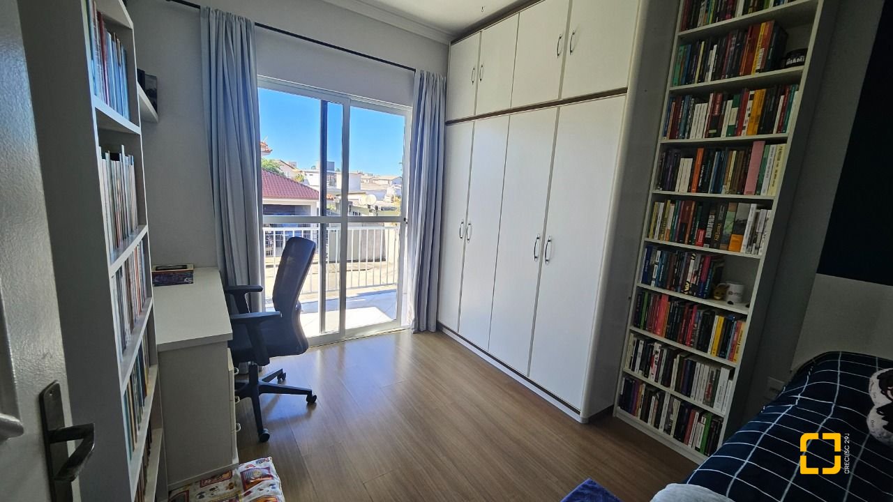 Casa com 146m², 5 quartos (sendo 1 suíte), 2 garagens, no bairro Campeche em Florianópolis