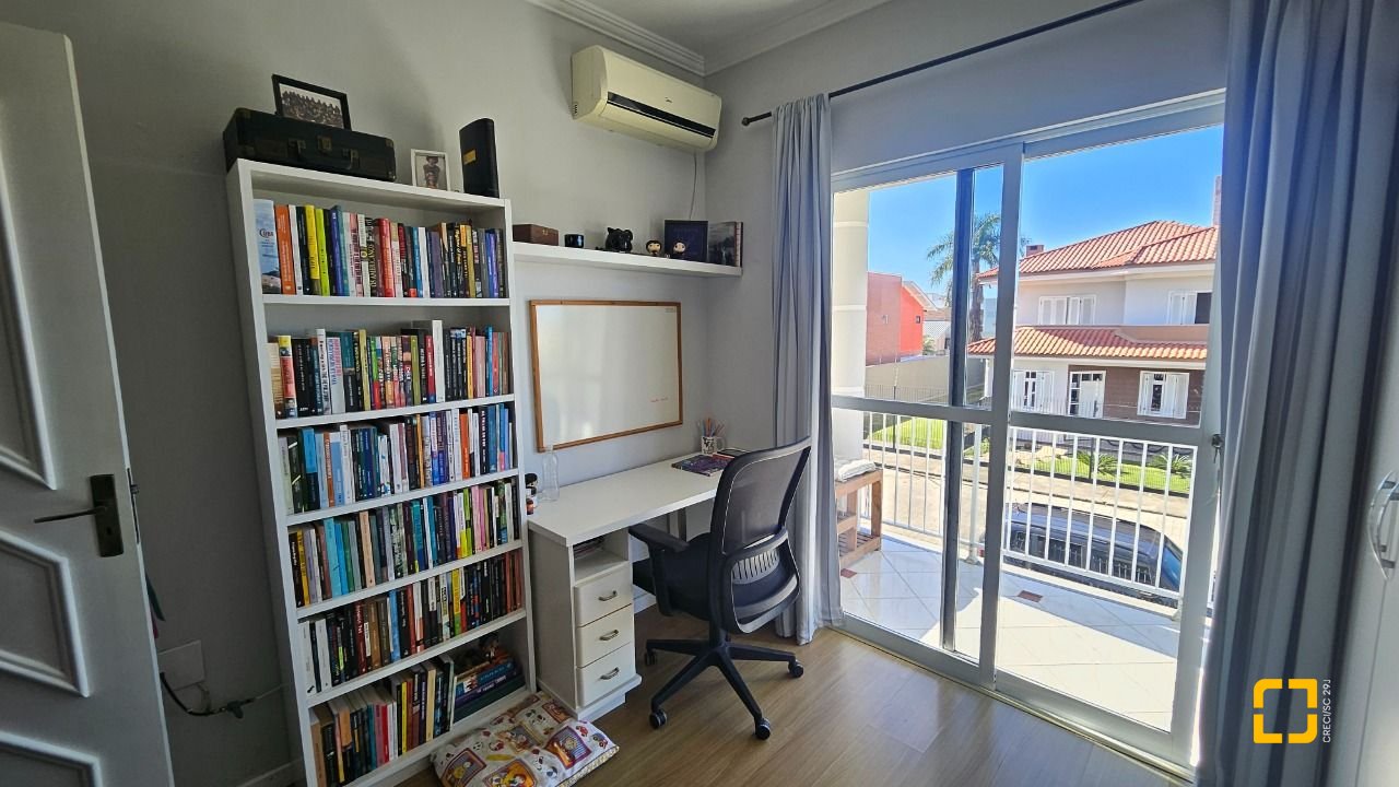 Casa com 146m², 5 quartos (sendo 1 suíte), 2 garagens, no bairro Campeche em Florianópolis