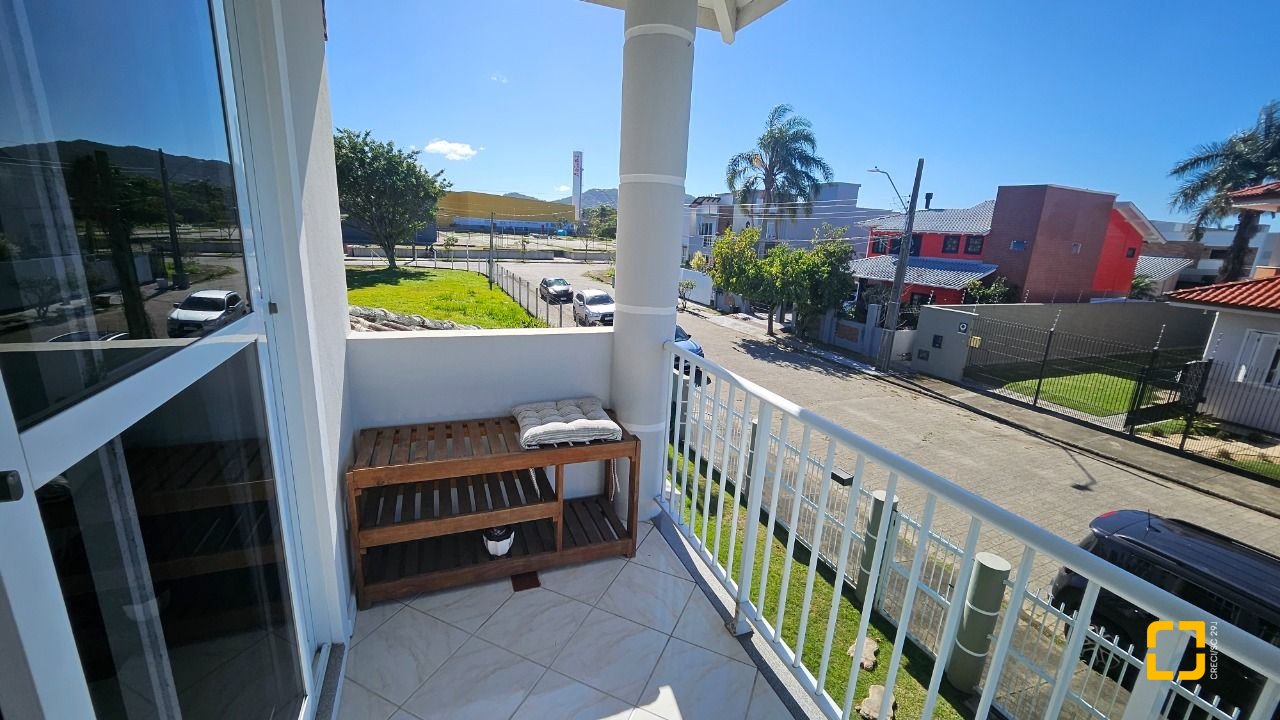 Casa com 146m², 5 quartos (sendo 1 suíte), 2 garagens, no bairro Campeche em Florianópolis