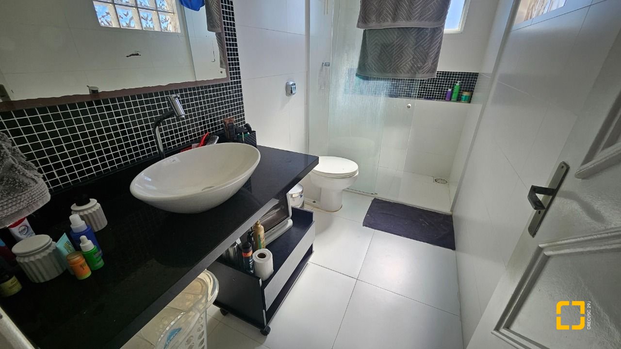Casa com 146m², 5 quartos (sendo 1 suíte), 2 garagens, no bairro Campeche em Florianópolis