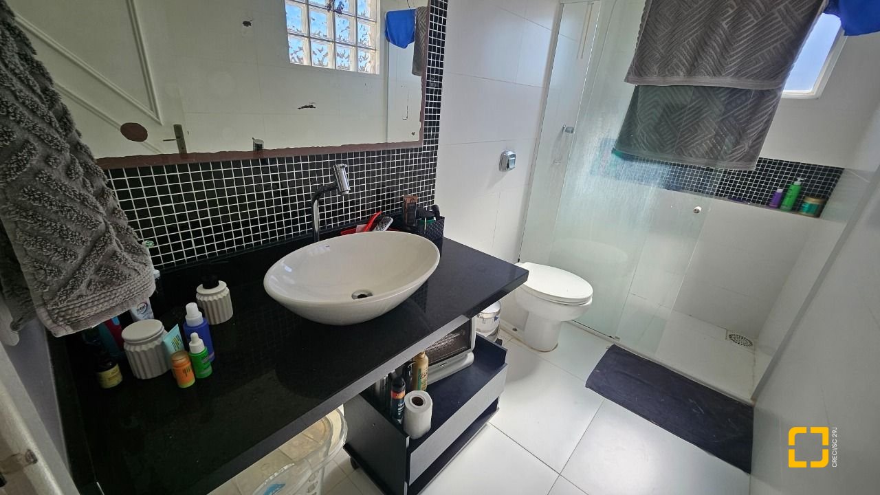Casa com 146m², 5 quartos (sendo 1 suíte), 2 garagens, no bairro Campeche em Florianópolis