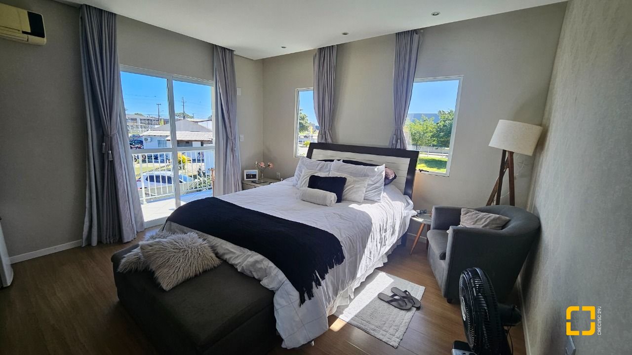 Casa com 146m², 5 quartos (sendo 1 suíte), 2 garagens, no bairro Campeche em Florianópolis