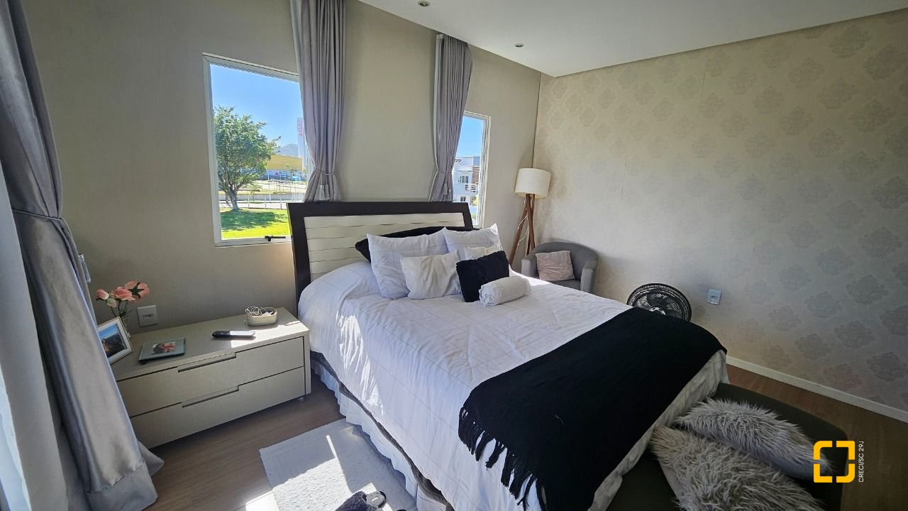 Casa com 146m², 5 quartos (sendo 1 suíte), 2 garagens, no bairro Campeche em Florianópolis
