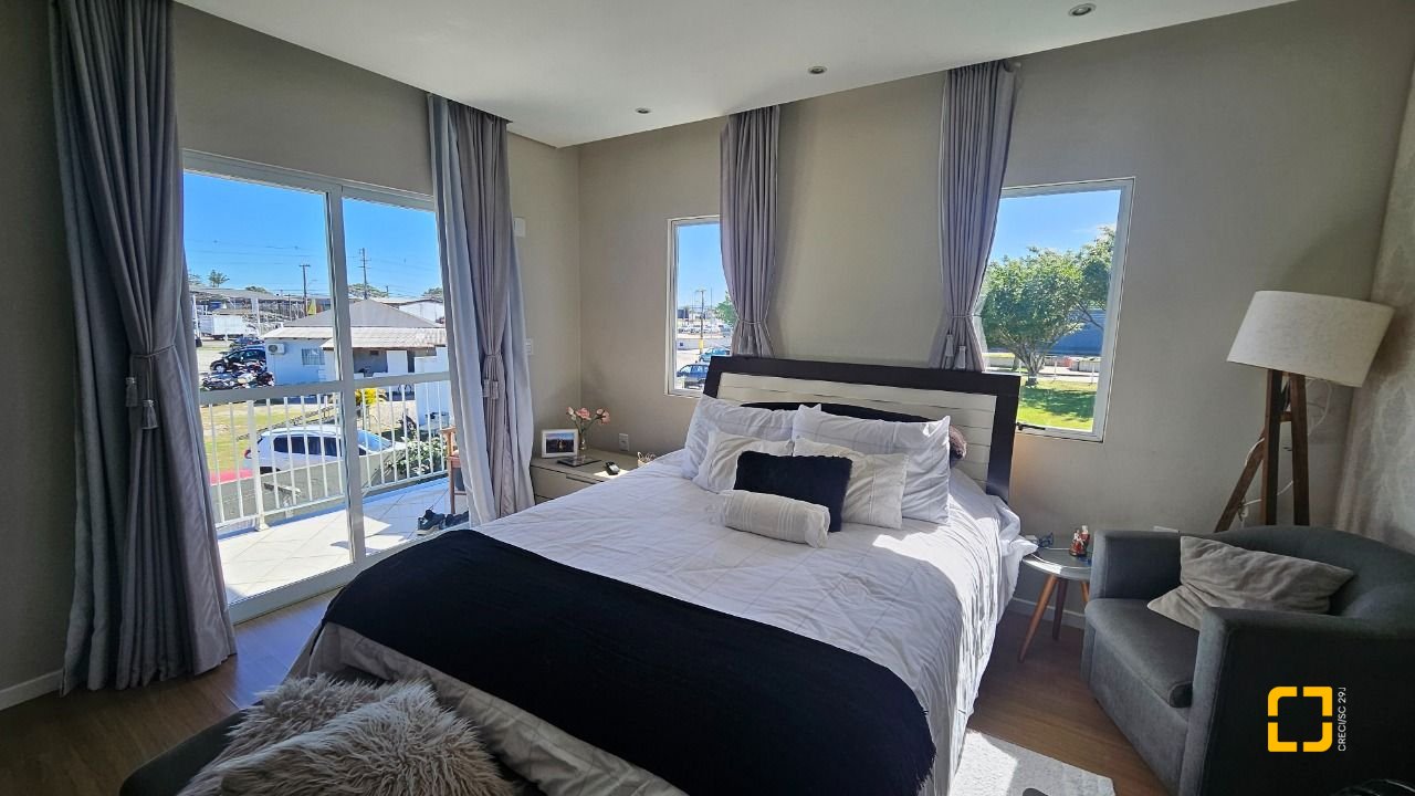 Casa com 146m², 5 quartos (sendo 1 suíte), 2 garagens, no bairro Campeche em Florianópolis